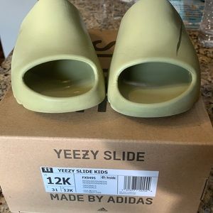 Kid Yeezy Slides Mark On Top. Fits Like A Kids 11K
